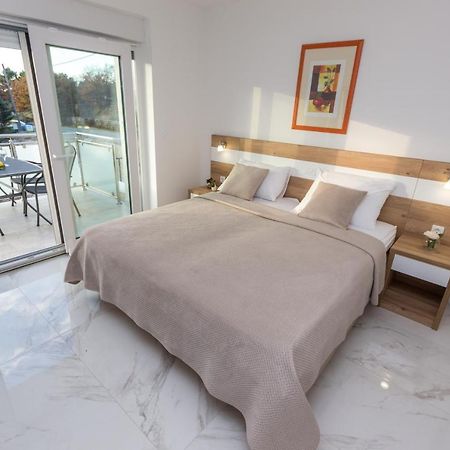 Apartmani Villa Paulo Starigrad Paklenica Eksteriør billede