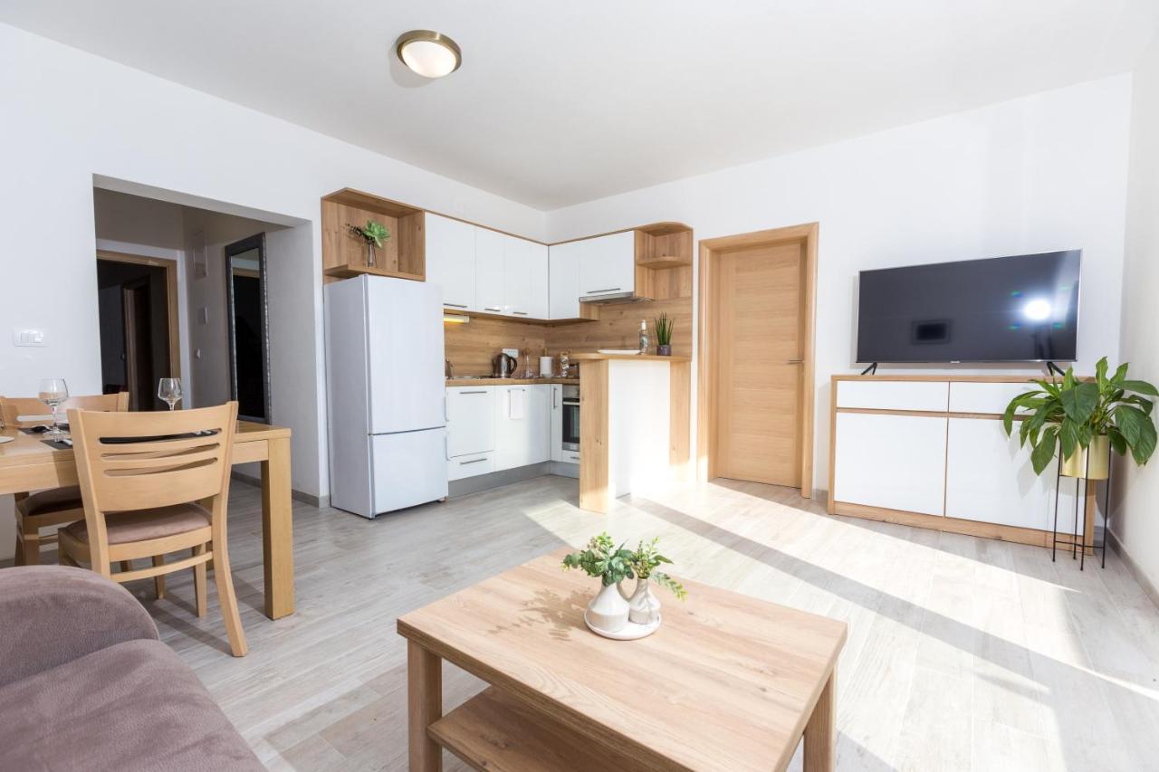 Apartmani Villa Paulo Starigrad Paklenica Eksteriør billede