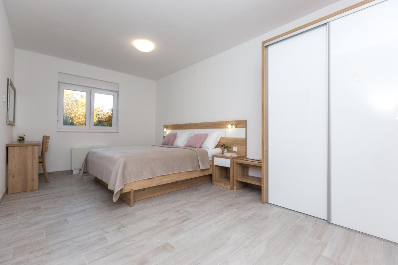 Apartmani Villa Paulo Starigrad Paklenica Eksteriør billede