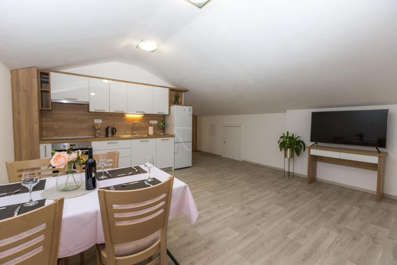 Apartmani Villa Paulo Starigrad Paklenica Eksteriør billede