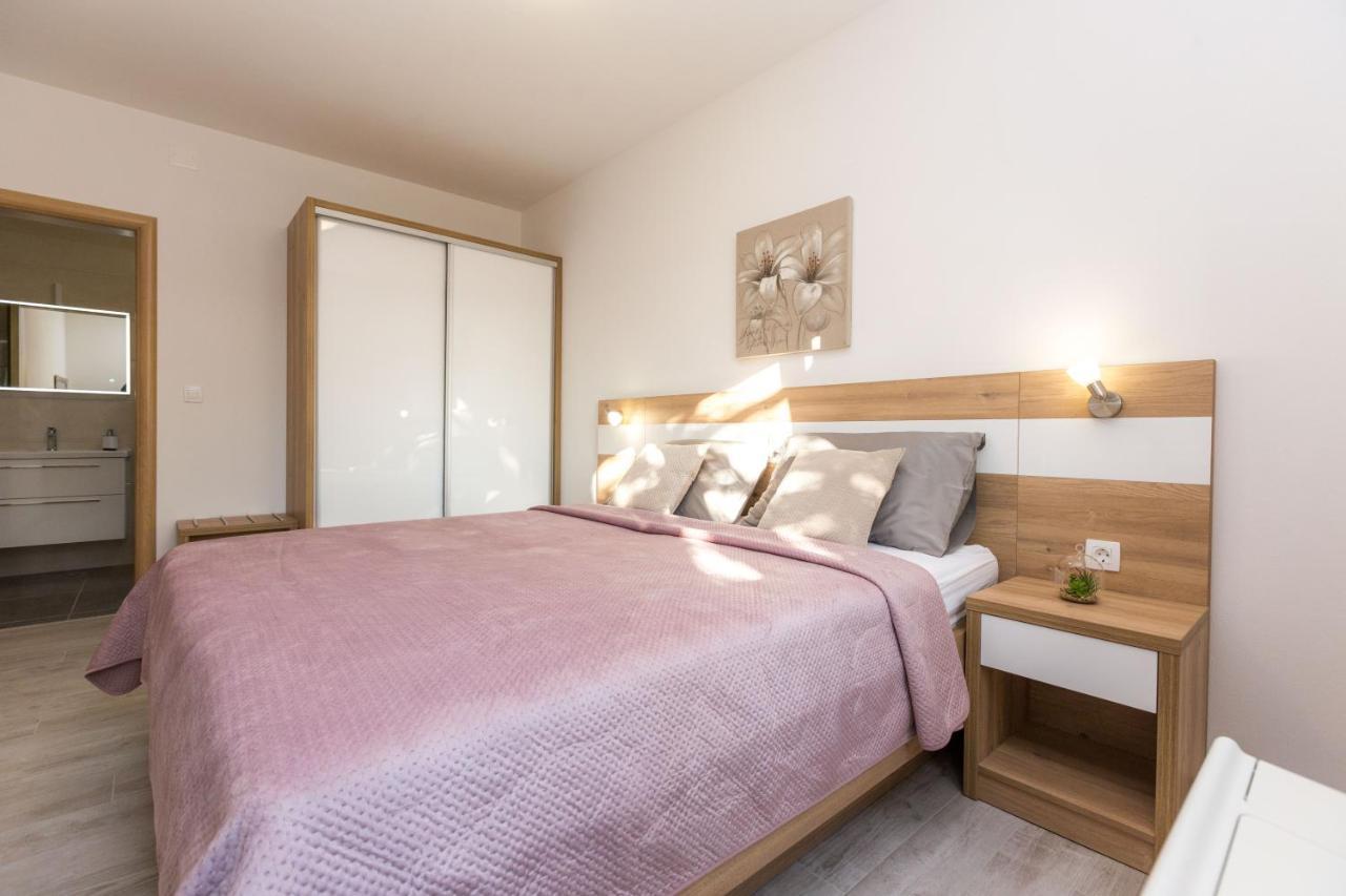 Apartmani Villa Paulo Starigrad Paklenica Eksteriør billede