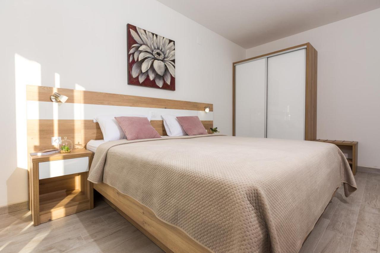 Apartmani Villa Paulo Starigrad Paklenica Eksteriør billede