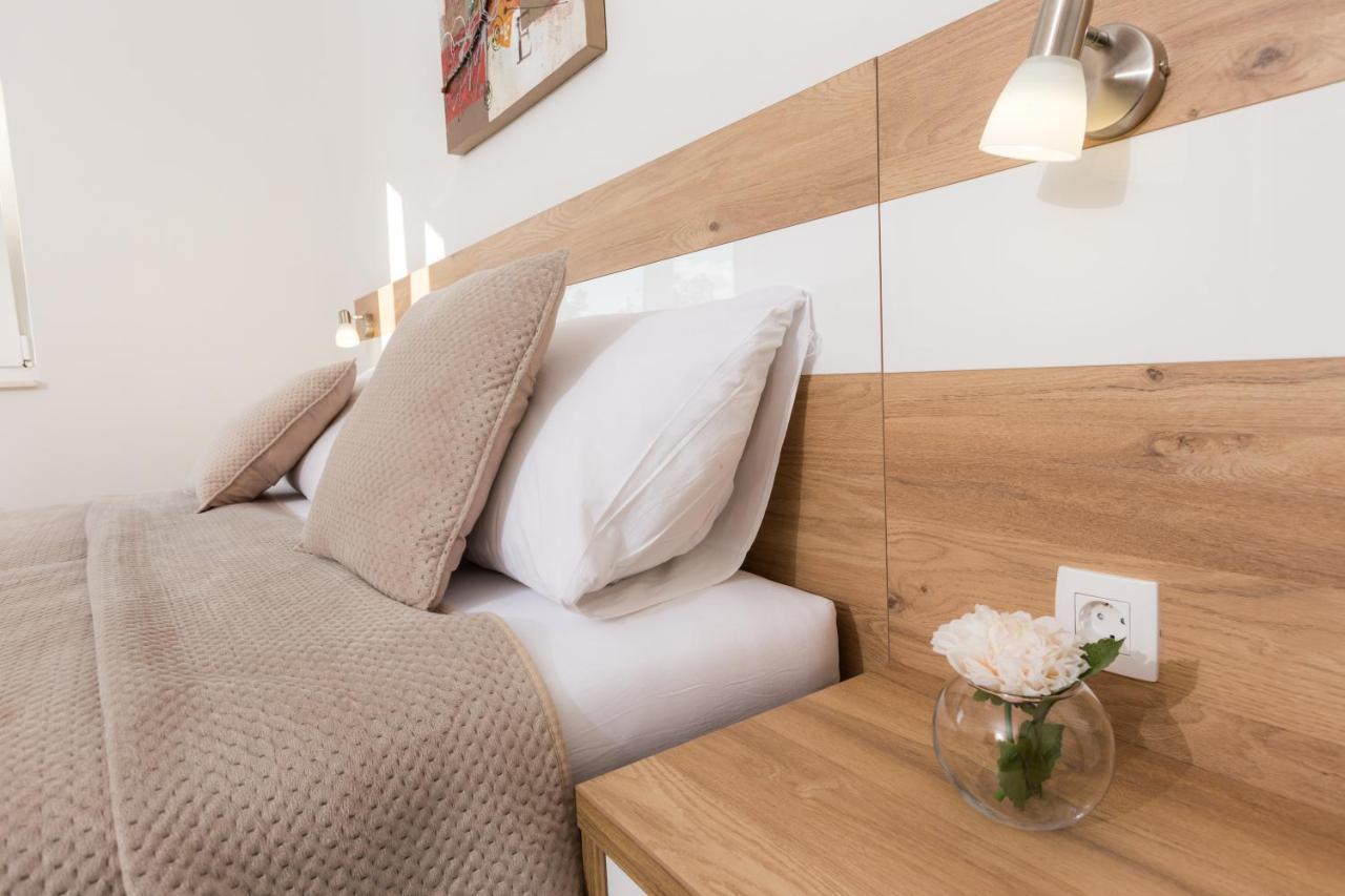 Apartmani Villa Paulo Starigrad Paklenica Eksteriør billede