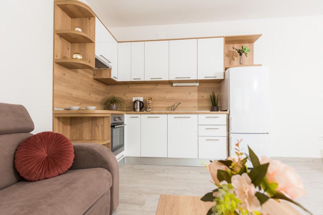 Apartmani Villa Paulo Starigrad Paklenica Eksteriør billede