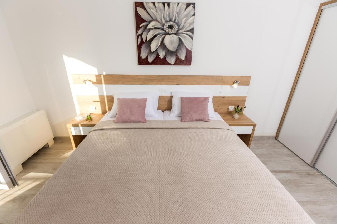 Apartmani Villa Paulo Starigrad Paklenica Eksteriør billede