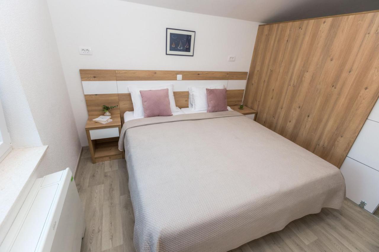 Apartmani Villa Paulo Starigrad Paklenica Eksteriør billede