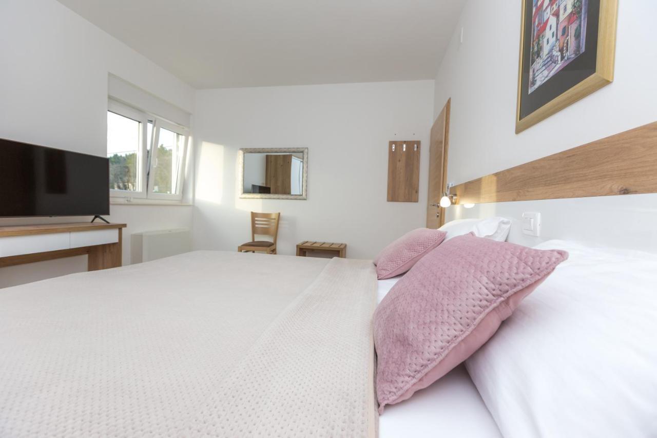 Apartmani Villa Paulo Starigrad Paklenica Eksteriør billede