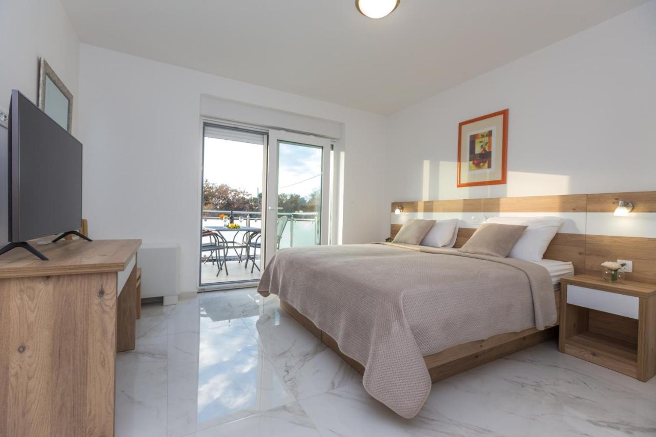 Apartmani Villa Paulo Starigrad Paklenica Eksteriør billede