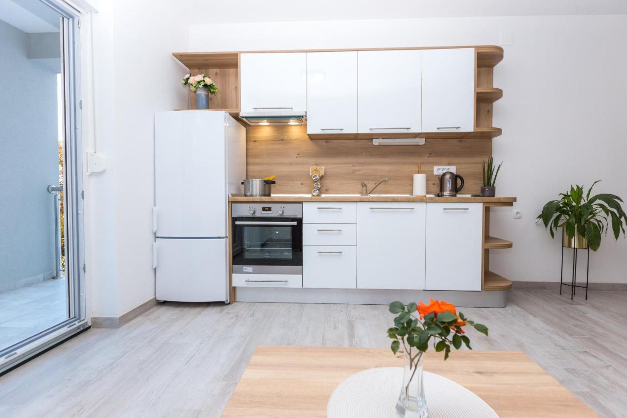 Apartmani Villa Paulo Starigrad Paklenica Eksteriør billede