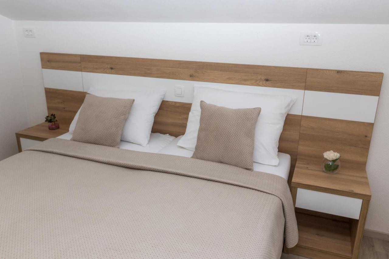 Apartmani Villa Paulo Starigrad Paklenica Eksteriør billede