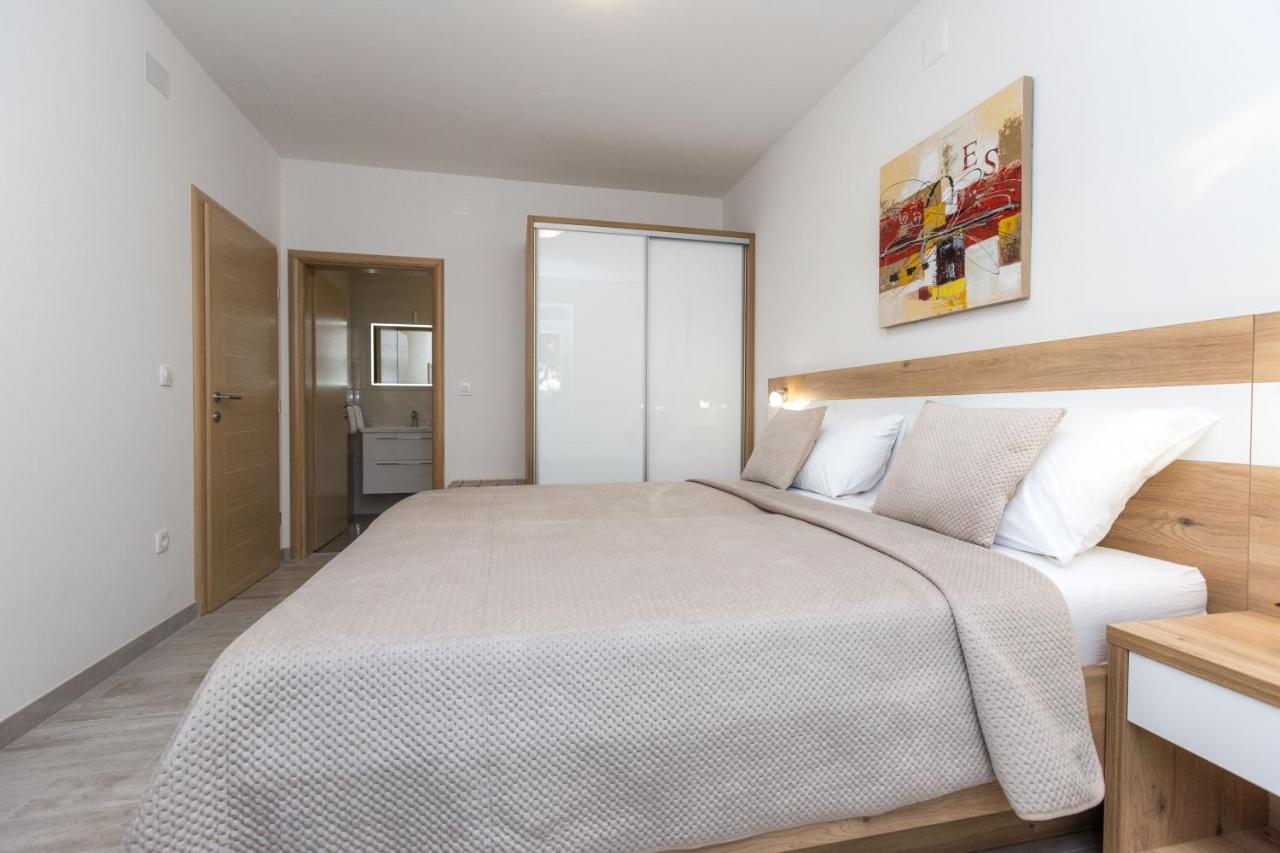 Apartmani Villa Paulo Starigrad Paklenica Eksteriør billede