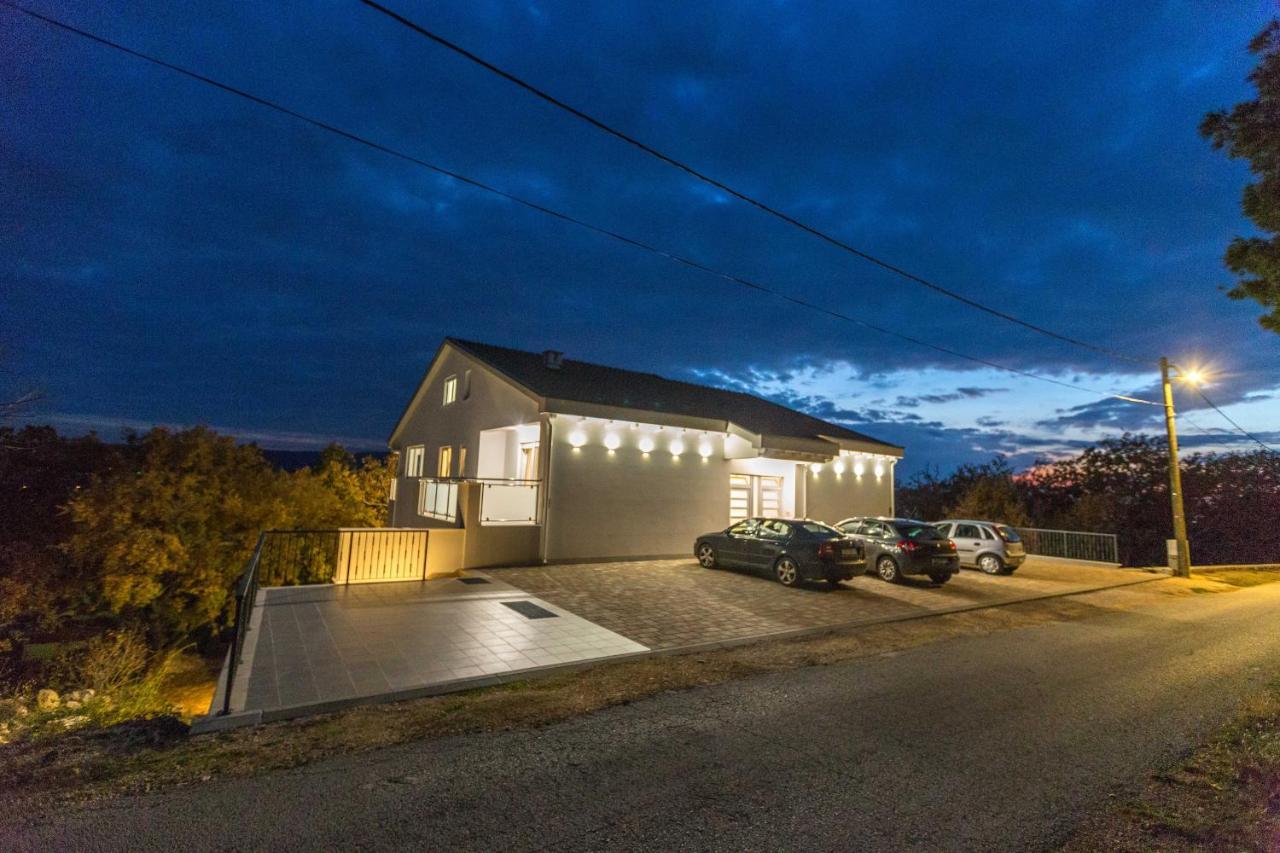 Apartmani Villa Paulo Starigrad Paklenica Eksteriør billede