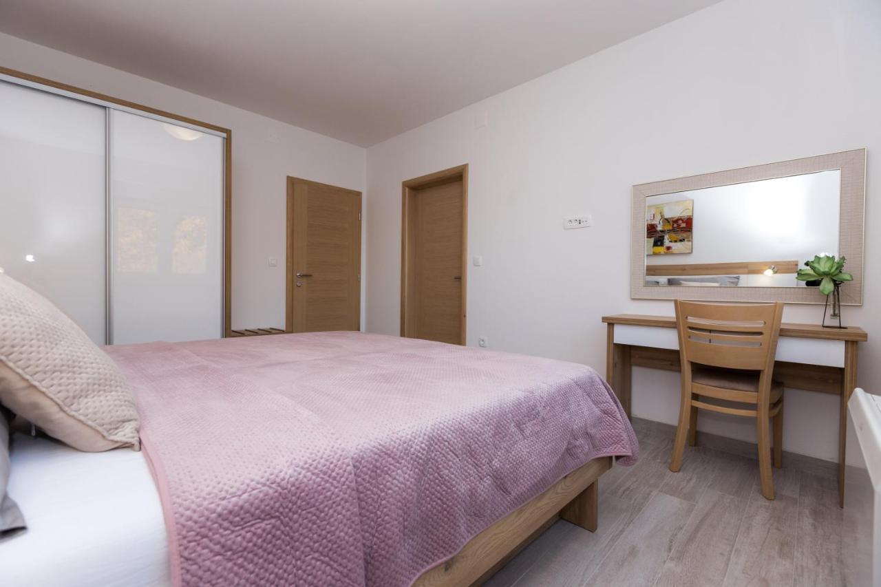 Apartmani Villa Paulo Starigrad Paklenica Eksteriør billede