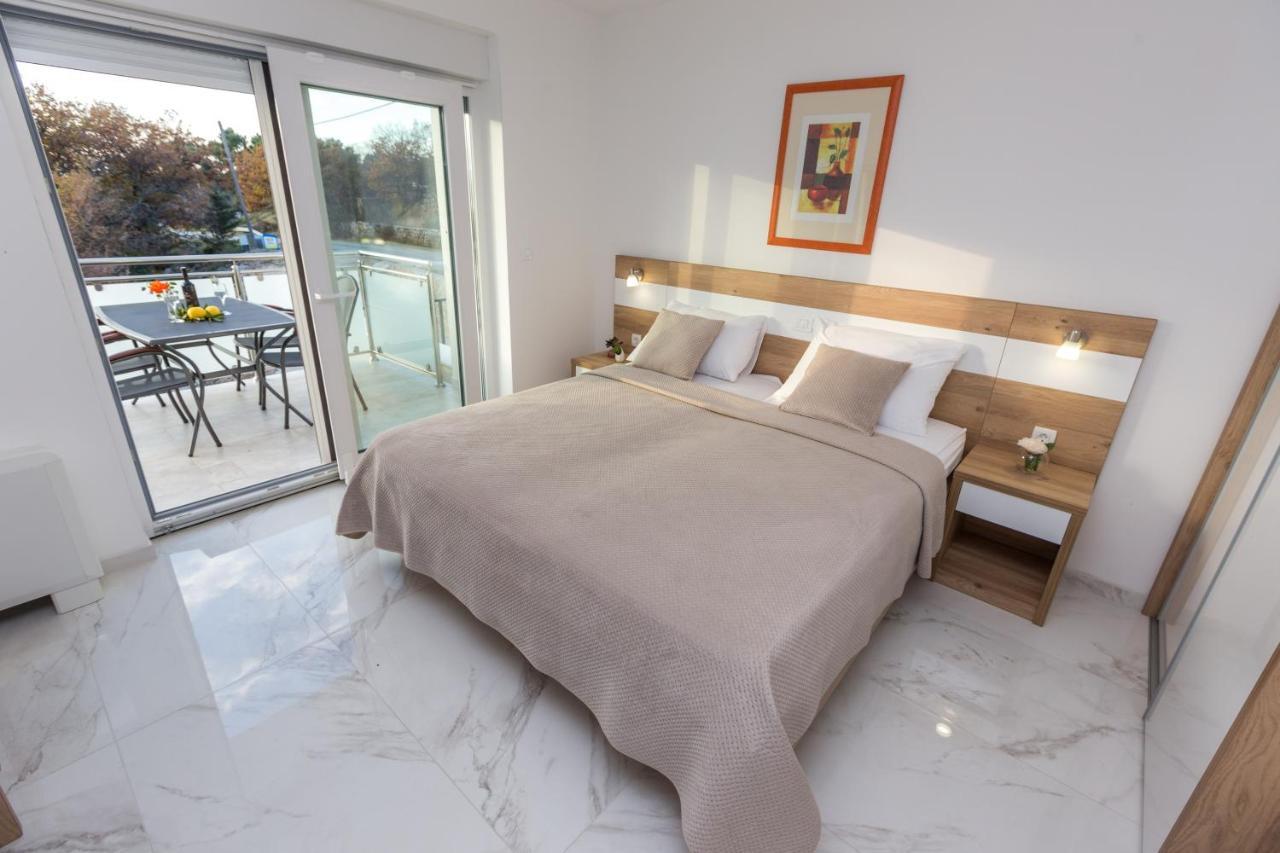 Apartmani Villa Paulo Starigrad Paklenica Eksteriør billede