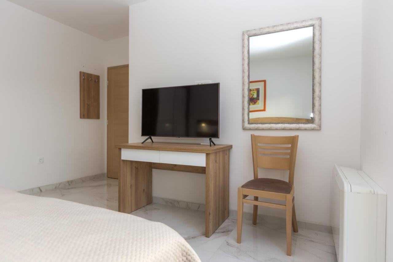 Apartmani Villa Paulo Starigrad Paklenica Eksteriør billede